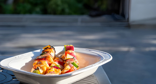Spiedini vegan di tofu, pesca e zucchine